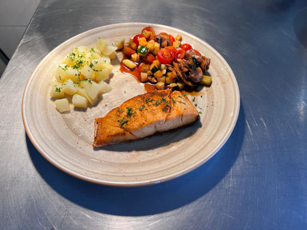 Imagen de Salmón, papa y verduras calientes